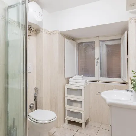 Guesthost - Basic - 350 M Far From Fontana Di Trevi شقة *