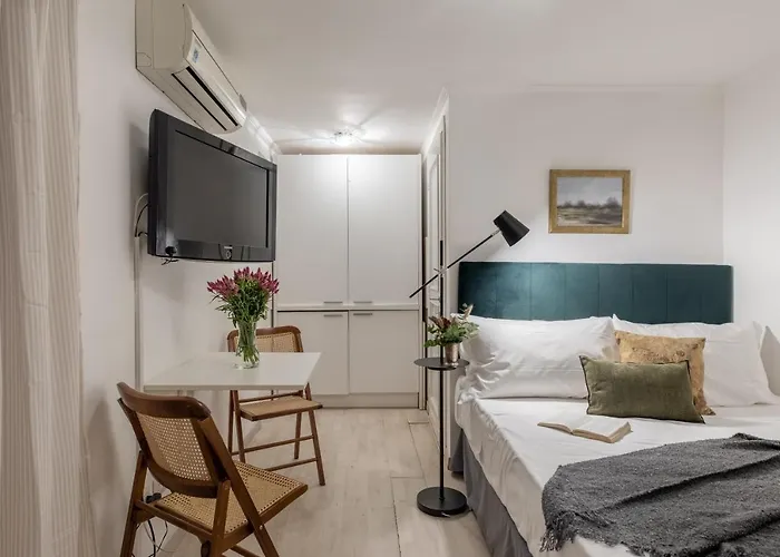 Guesthost - Basic - 350 M Far From Fontana Di Trevi Roma