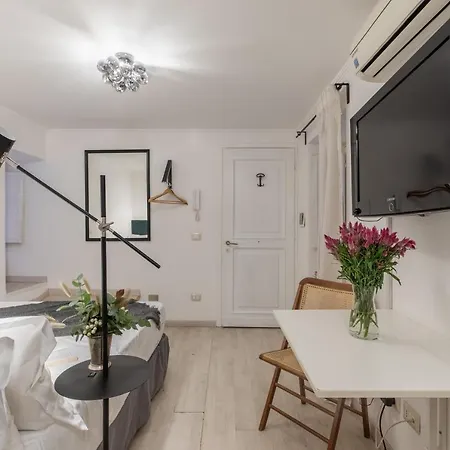 Guesthost - Basic - 350 M Far From Fontana Di Trevi *