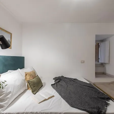 Guesthost - Basic - 350 M Far From Fontana Di Trevi *