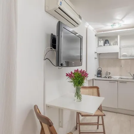 Guesthost - Basic - 350 M Far From Fontana Di Trevi Apartment *