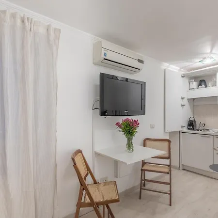 Guesthost - Basic - 350 M Far From Fontana Di Trevi