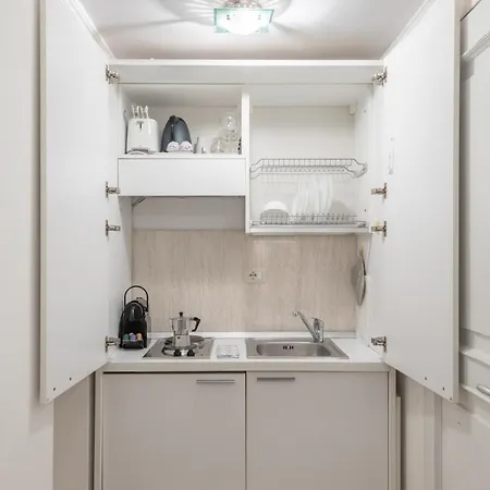 Guesthost - Basic - 350 M Far From Fontana Di Trevi Apartment Rome